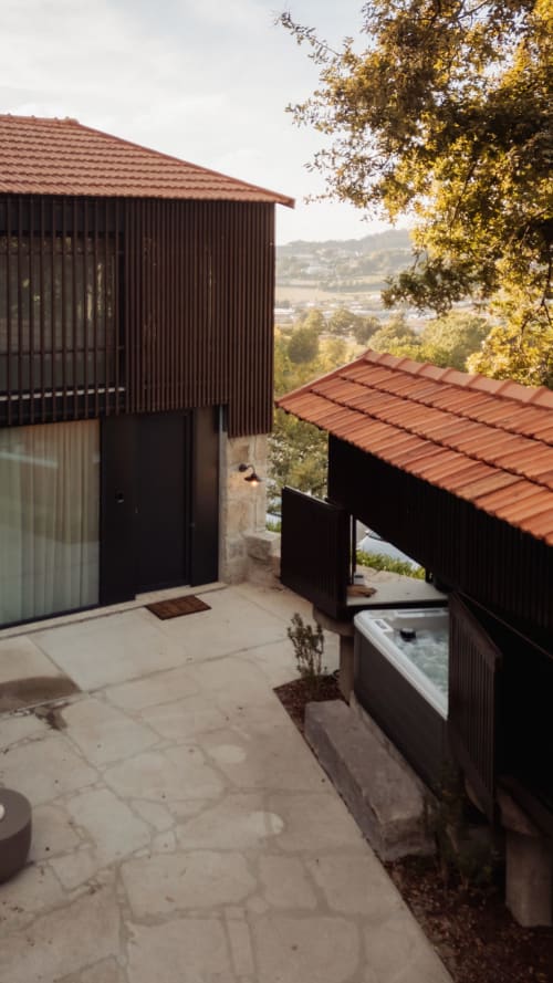 Villa moderna de diseño oscuro con patio, jacuzzi y vistas a la montaña en Quinta Das Pirâmides, Vila Nova de Famalicão
