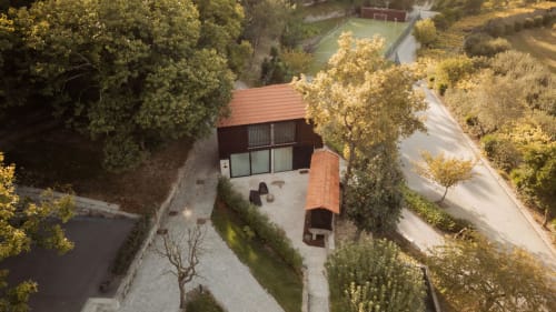 Vista aérea de la villa Celeiro en Quinta Das Pirâmides en Vila Nova de Famalicão, rodeada de jardines, árboles y montañas