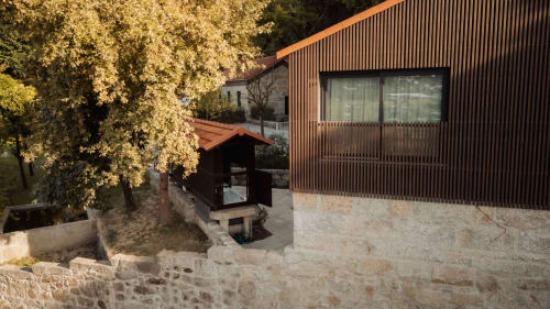 Villa Celeiro en Quinta Das Pirâmides con fachada moderna de cobre corrugado, cimentación de piedra y vistas a las montañas cerca de Vila