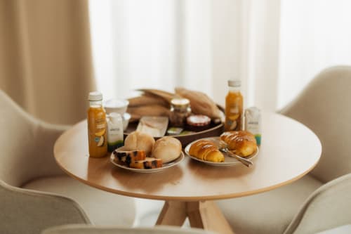 Desayuno completo con pastelería, pan y bebidas en la villa Quinta Das Pirâmides de Portugal