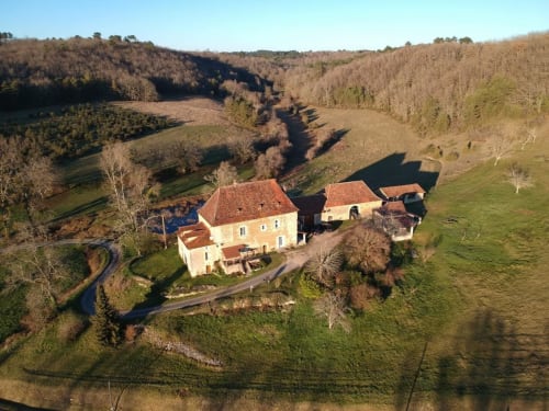 Château Alto Cormeil vista aérea con techos de terracota, en el corazón de los viñedos de Saint-Émilion
