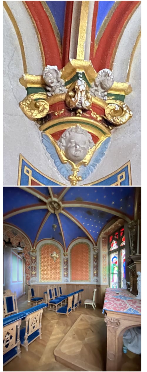 Intérieur de chapelle ornée au Resteau B&B à Maigné, France avec plafond décoré et vitraux