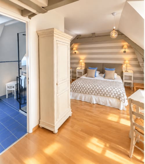 Chambre d’hôtes Armor à Ty Coz Breizh, Guidel, avec grand lit, décoration élégante, poutres apparentes et salle de bain privative.