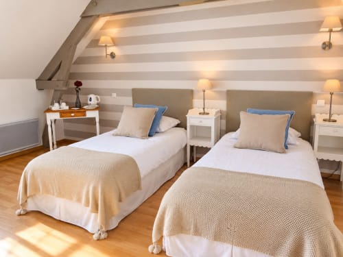 Chambre Armor à Ty Coz Breizh, maison d’hôtes à Guidel en Bretagne Sud, avec deux lits individuels séparés et poutres apparentes.