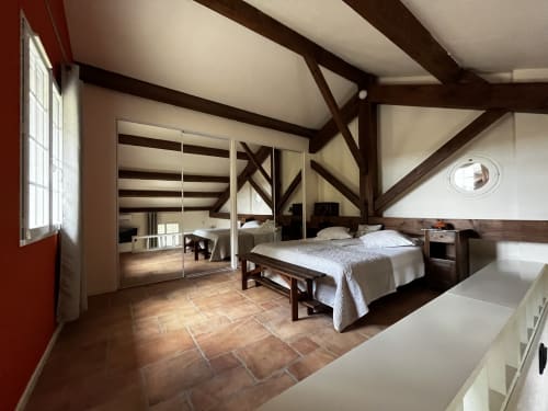 Chambre spacieuse sous combles avec poutres en bois apparent aux Chambres d'hôtes la Soulenque, luxury B&B à Capestang