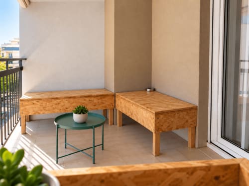 Balcone luminoso a Easystay Bari con panchine in legno, tavolino verde e pianta in vaso con vista sulla città