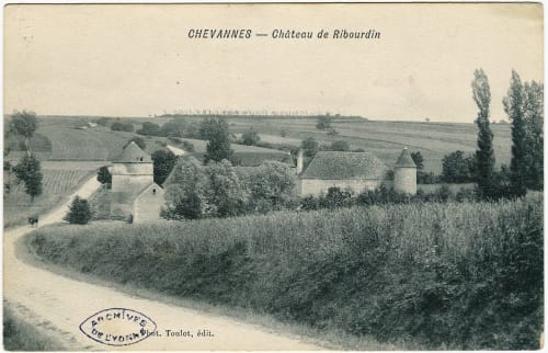 Château de Ribourdin à Chevannes, France - domaine rural avec bâtiments en pierre, peupliers et paysage champêtre