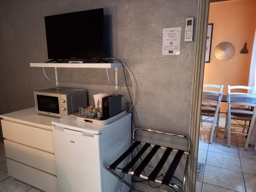 Suite Royale Palmeraie Shangaï avec kitchenette, micro-ondes, cafetière et TV écran plat à Aubagne