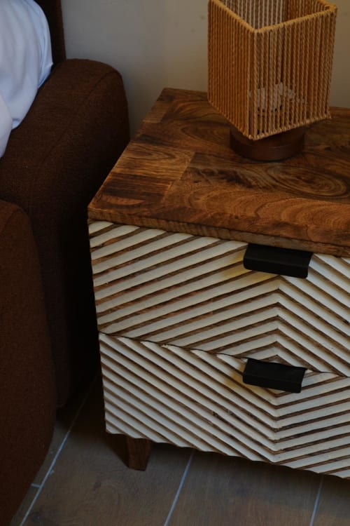 Sedia marrone e scrivania in legno con biancheria a righe nella camera Capodimonte dell'hotel Domusè a Napoli