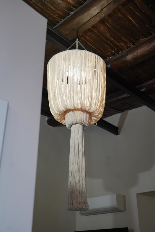 Elegante plafoniera in tela tessuta nella camera San Gennaro dell'hotel Domusè di Napoli, sospesa alle travi in legno a vista