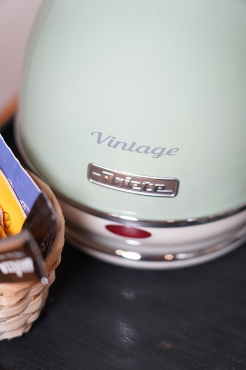 Dettaglio scooter Piaggio vintage presso hotel Domusè Napoli, arredamento camera San Gennaro