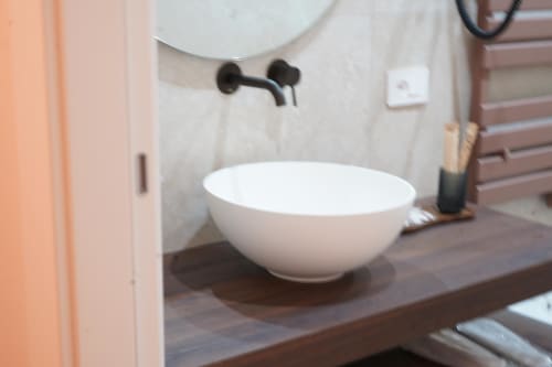 Lavabo rotondo bianco nella camera San Gennaro dell'hotel Domusè di Napoli, moderno accessorio da bagno
