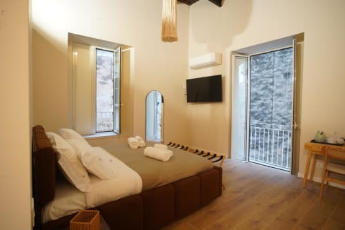 Camera San Gennaro dell'hotel Domusè a Napoli con letto, balcone, TV e pavimenti in legno