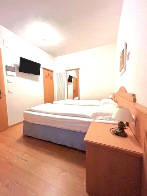 Camera Genziana presso Residenza B&B Sissi ad Almazzago con letto matrimoniale, TV e comfort moderni