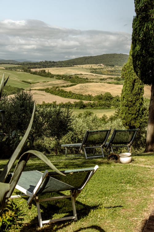 Vista della campagna toscana dalle sdraio del giardino dell'hotel Quarantallina vicino a Buonconvento