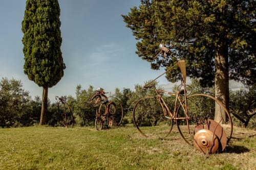 Sculture di biciclette in metallo rustico nel giardino dell'hotel Quarantallina, Buonconvento Italia