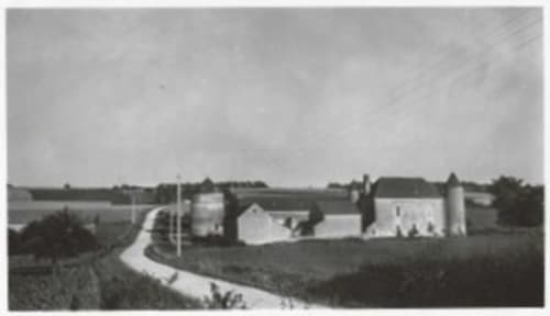Château de Ribourdin, demeure historique française à Chevannes avec jardins entretenus et allée sinueuse