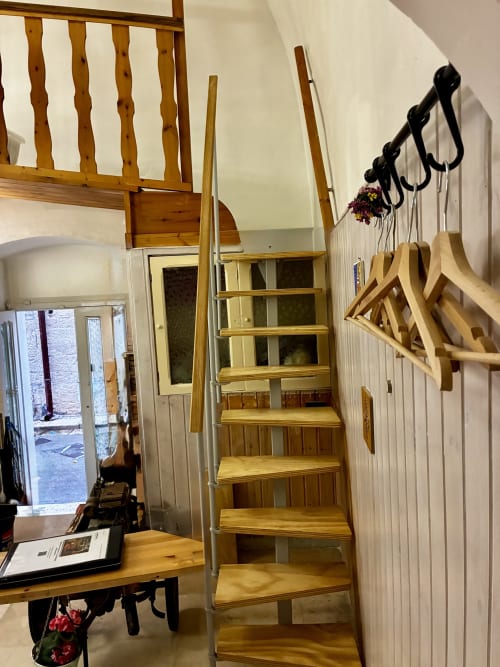 Scala in legno nell'appartamento di Tania a Terlizzi con scrivania, attaccapanni e vista della porta