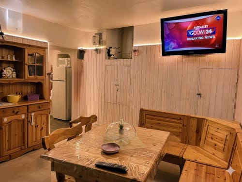 Accogliente zona pranzo nell'appartamento La piccola casa di Tania a Terlizzi, con mobili in legno, TV e cucina a vista