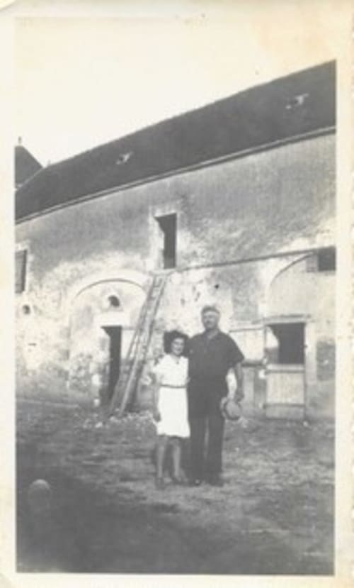 Deux hôtes dans la cour du Château de Ribourdin, édifice historique en pierre à Chevannes