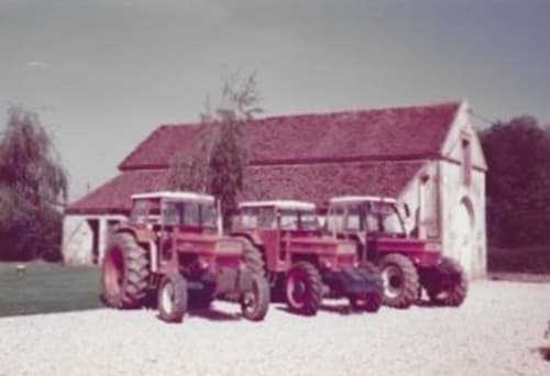 Vieux tracteurs rouges garés à la ferme du Château de Ribourdin à Chevannes, France