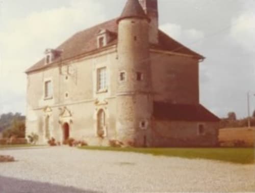 Château de Ribourdin, élégante maison de maître en brique aux toits mansardés à Chevannes, France, sur un parc soigné