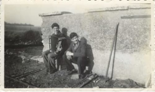 Trois personnes posant devant le Château de Ribourdin à Chevannes, photographie vintage en noir et blanc