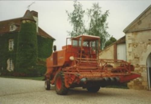 Ancienne moissonneuse rouge au domaine du Château de Ribourdin, Chevannes, France