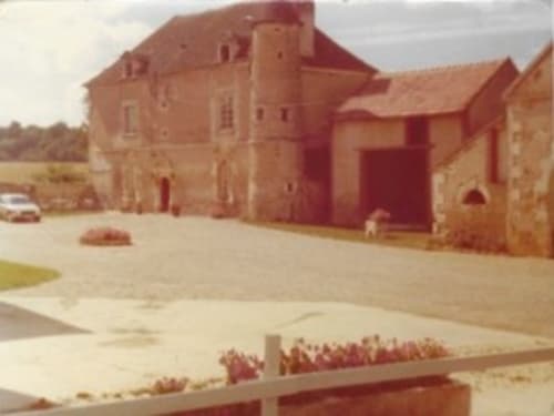 Cour du Château de Ribourdin avec demeure en brique rouge et bâtisses rustiques à Chevannes, France