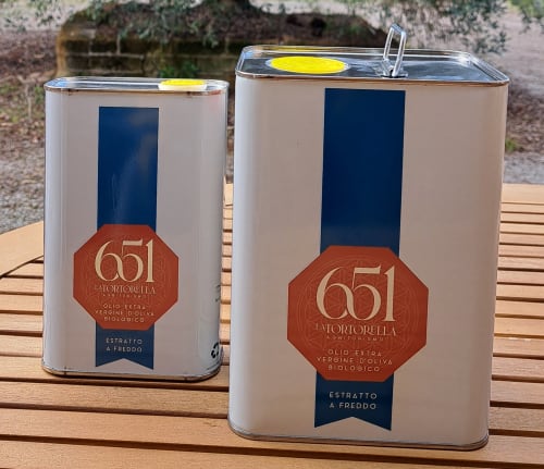 Due lattine di olio extravergine di oliva biologico La Tortorella 651 presso l'Agriturismo La Tortorella a Grosseto