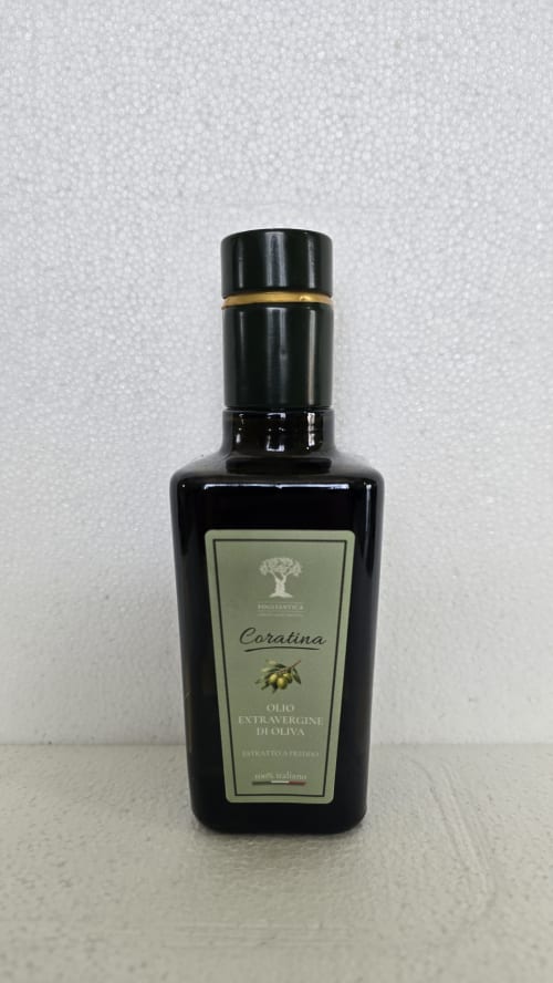Bottiglia di olio extravergine di oliva Caratina da Fogliantica agriturismo a Ceglie Messapica, Italia