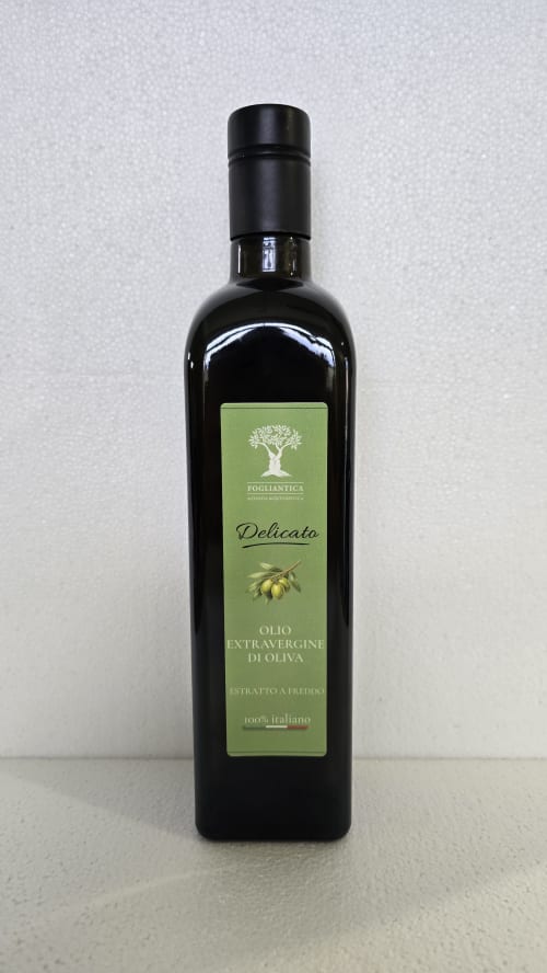 Bottiglia di olio extravergine di oliva Fogliantica con etichetta verde, 100% italiano da Ceglie Messapica