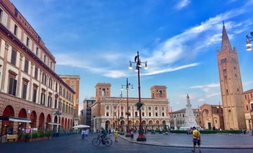 Piazza Saffi a Forlì con edifici storici in laterizio rosso e torre cattedrale vicino a Corte Livia B&B