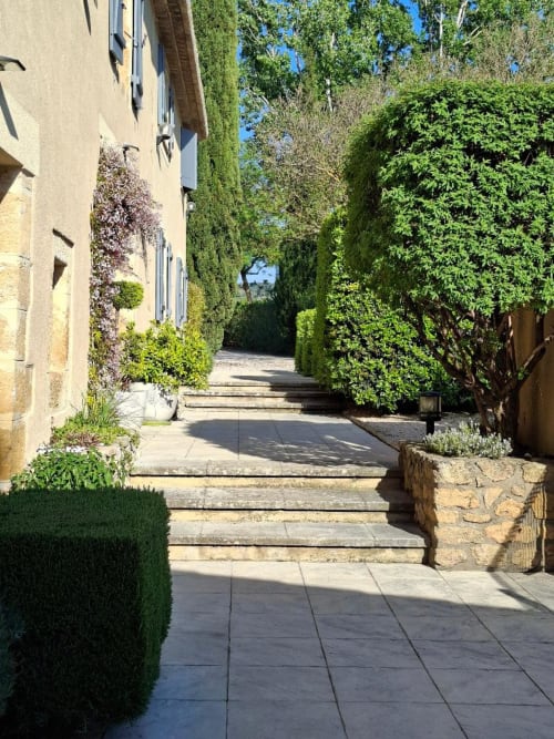 Allée fleurie aux murs de lierre du Mas des Vergers, gîte de charme en Provence