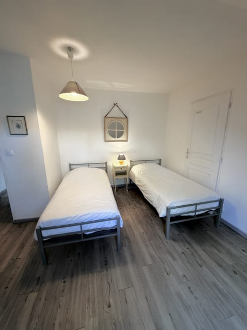 Twin bedroom at Les gites de Lereau, Vallières-les-Grandes, with metal beds and pendant lighting