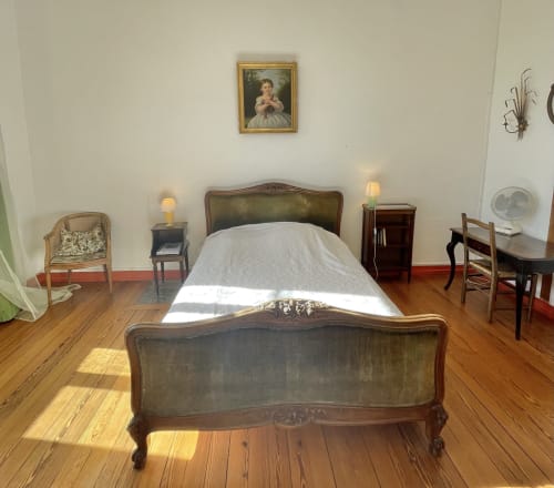 Chambre vintage aux Gîtes de Lereau avec lit ancien, parquet, mobilier d'époque et lumière du jardin