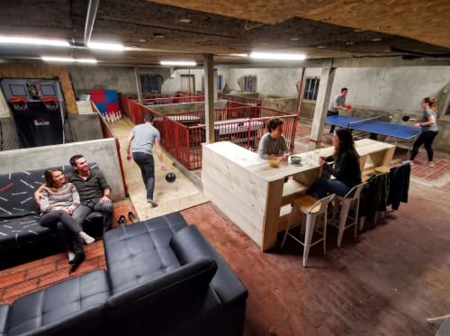 Salle de jeux du Moulin des Ducs avec table de ping-pong, bowling et salon chez Vindihouses à Epinac