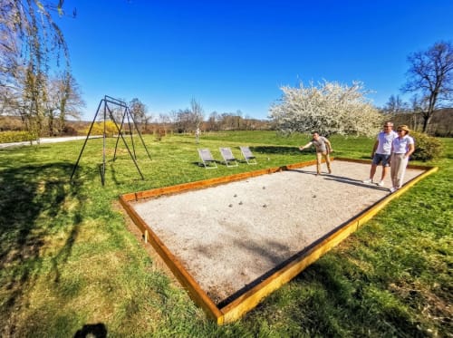 Terrain de pétanque extérieur à Vindihouses Le Moulin des Ducs à Epinac, avec jeux de plein air et parc arborisé