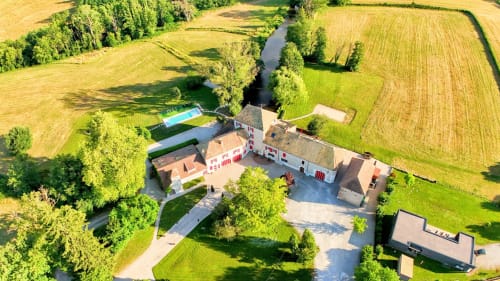 Vue aérienne du gîte Vindihouses Epinac avec piscine, rivière, jardins et terres agricoles