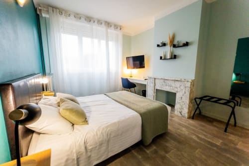 Chambre moderne de l'Hôtel Joly Armentieres avec vue sur le jardin, lit queen-size, cheminée et bureau