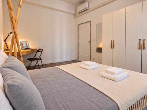 Camera moderna presso Easystay Bari Apartment con letto queen, scrivania, armadio e arredamento minimalista