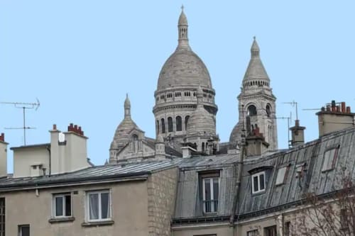 Les dômes de la Basilique du Sacré-Cœur s'élèvent au-dessus des immeubles d'appartements de Montmartre à Paris