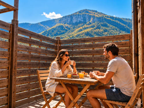 Couple dînant sur la terrasse avec vue montagne du gîte de Chaparon à Lathuile, sommets alpins en arrière-plan