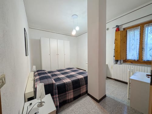 Chambre spacieuse dans l'appartement Gio Appartamenti Quadrifoglio à Aymavilles avec lit double, penderies et vues sur les montagnes