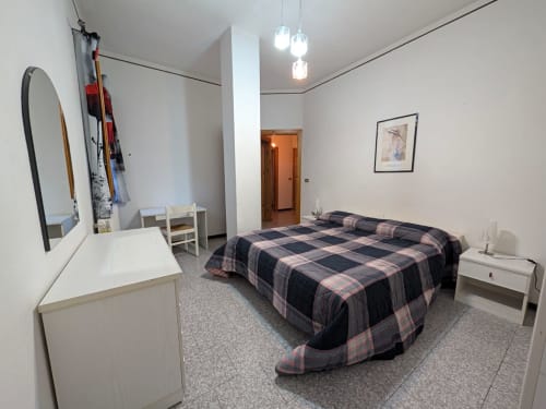 Chambre spacieuse aux Appartamenti Gio à Aymavilles avec lit double, vue montagne, équipements modernes et balcon panoramique