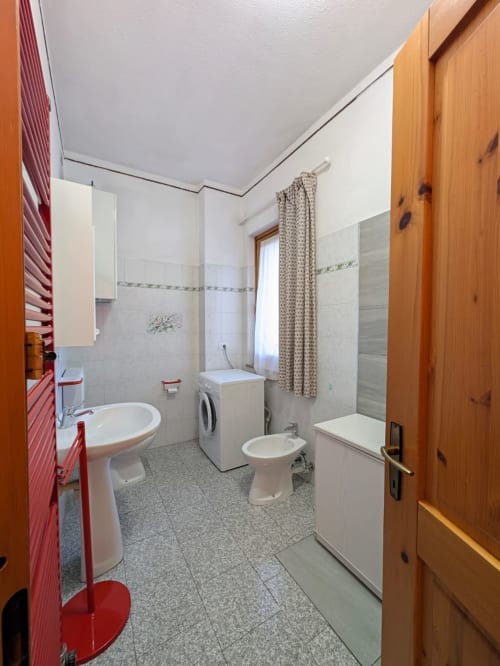 Salle de bain moderne à Gio Appartamenti, Aymavilles avec lavabo, toilettes, bidet, lave-linge et douche