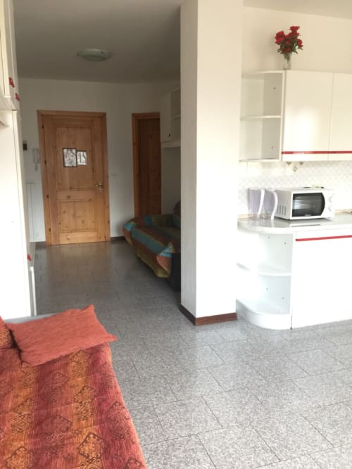 Séjour ouvert à l'appartement QUADRIFOGLIO de Gio Appartamenti à Aymavilles avec cuisine, salon et vue montagne