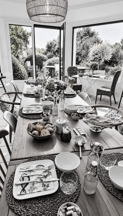 Salle à manger élégante à Ty Coz Breizh avec vue sur le jardin, table dressée et lumière naturelle