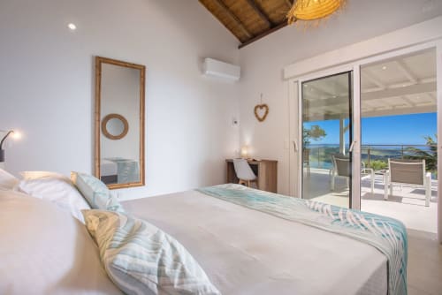 Chambre lumineuse à la Villa Chanté Grenouilles, vue mer depuis la terrasse, équipements modernes et paysage côtier du Marin