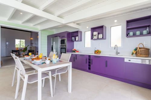 Cuisine moderne violette avec table à manger blanche à la Villa Chanté Grenouilles, Terrasses du Morne Gommier, Martinique